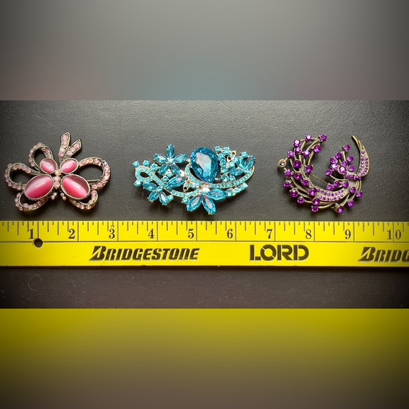 Bundle of 3 Large Purple, Pink, and Blue Vintage Rhinestone brooches - Picture 11 of 11